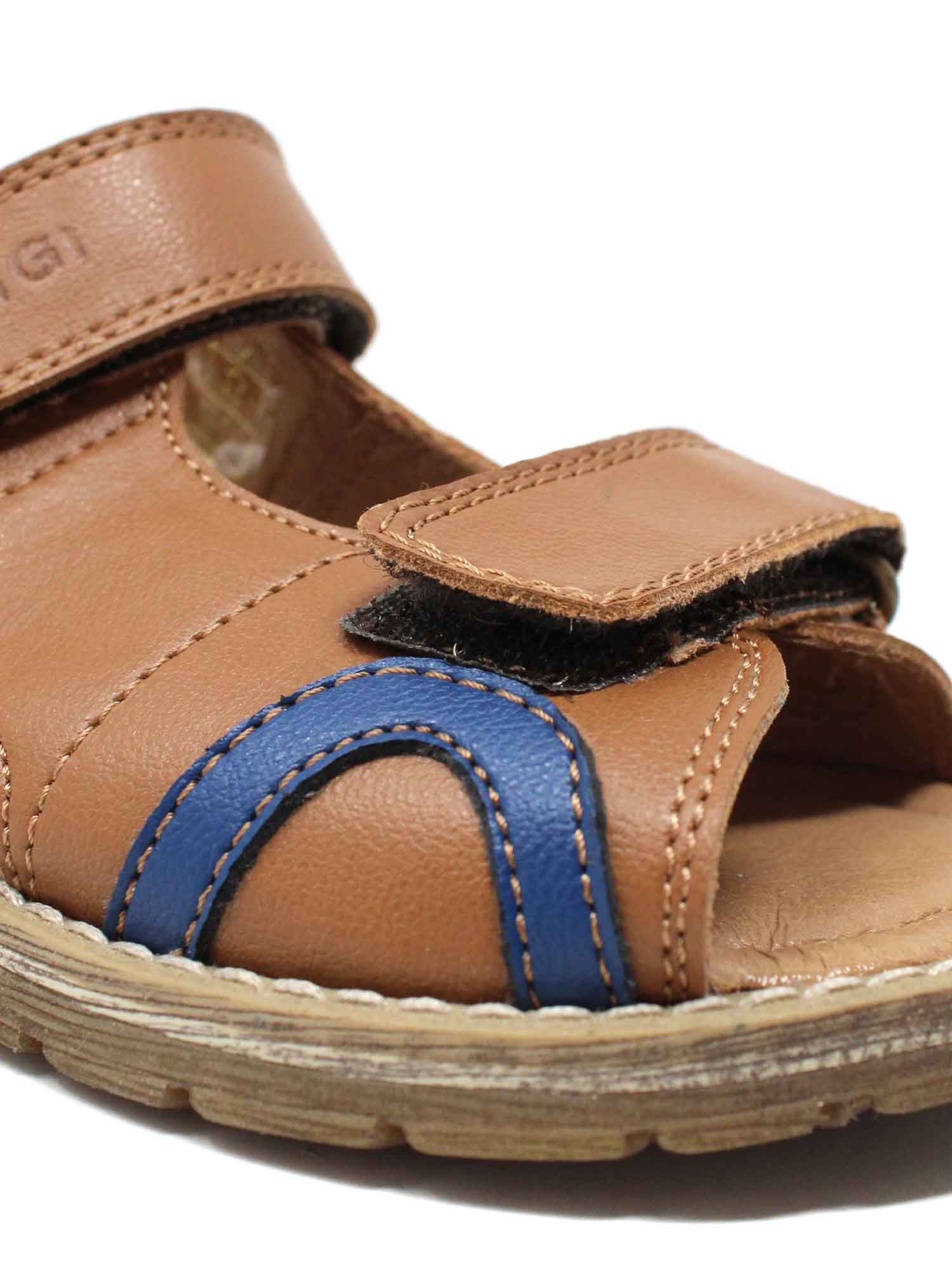 Sandali con strappi Marrone Primigi